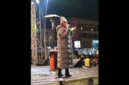VIDEO: Čačani u znak protesta zbog cene koncerta grudvama zasuli binu na kojoj je pevala Ana Bekuta