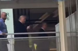 VIDEO: Tramp radniku koji mu je dobacio da je zaštitnik pedofila pokazao srednji prst