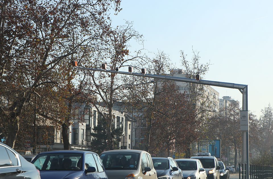 U Petrovaradinu kombi upao jednim točkom u kanal: Šta se dešava u saobraćaju u Novom Sadu i okolini