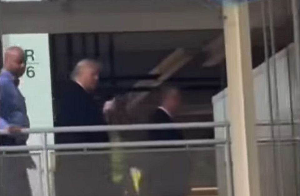 VIDEO: Tramp radniku koji mu je dobacio da je zaštitnik pedofila pokazao srednji prst