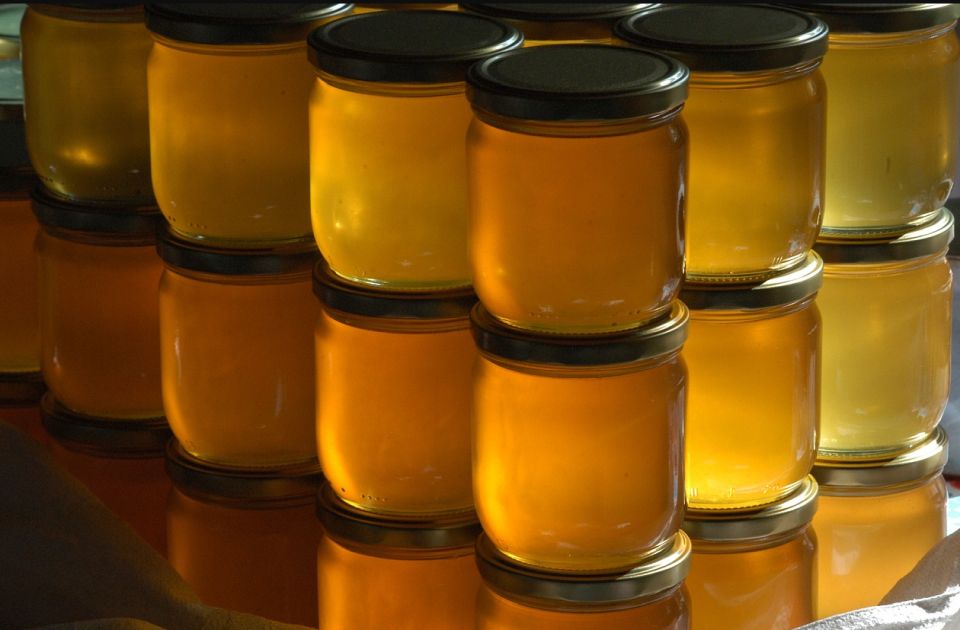 Domaći pčelari odustaju od proizvodnje meda zbog uvezenih falsifikata 