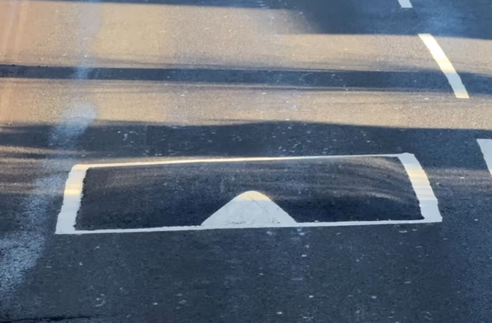 VIDEO: London dobio ležeće policajce koje meštani nazivaju 