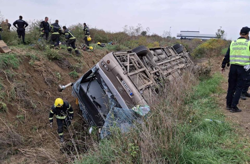 FOTO, VIDEO: Troje poginulih i oko 40 povređenih u prevrtanju autobusa kod Sremske Mitrovice