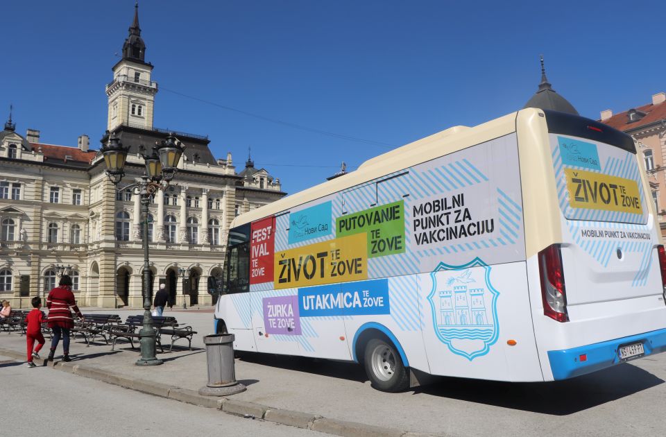 VIDEO: Počela vakcinacija u autobusu na Trgu slobode