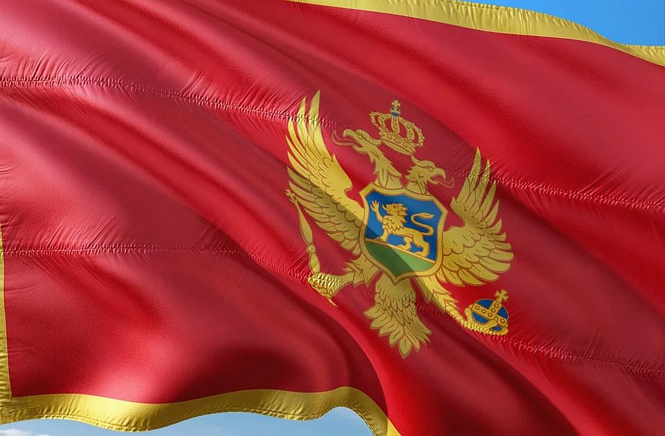 VIDEO: Zastava Crne Gore od 5.000 kvadrata pocepala se pri podizanju