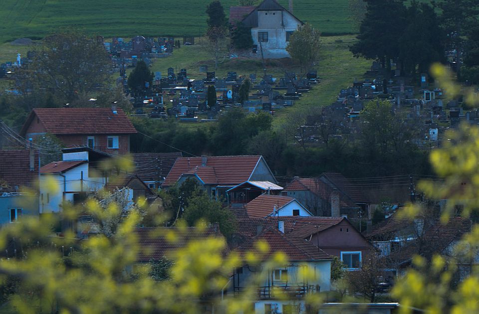 Meštani Lebana godinama žive "maltene" na groblju: "Pijemo bensedine, deca istraumirana"