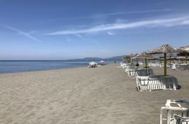 Ležaljke i suncobrani besplatni posle 17 sati, ali samo za građane Crne Gore