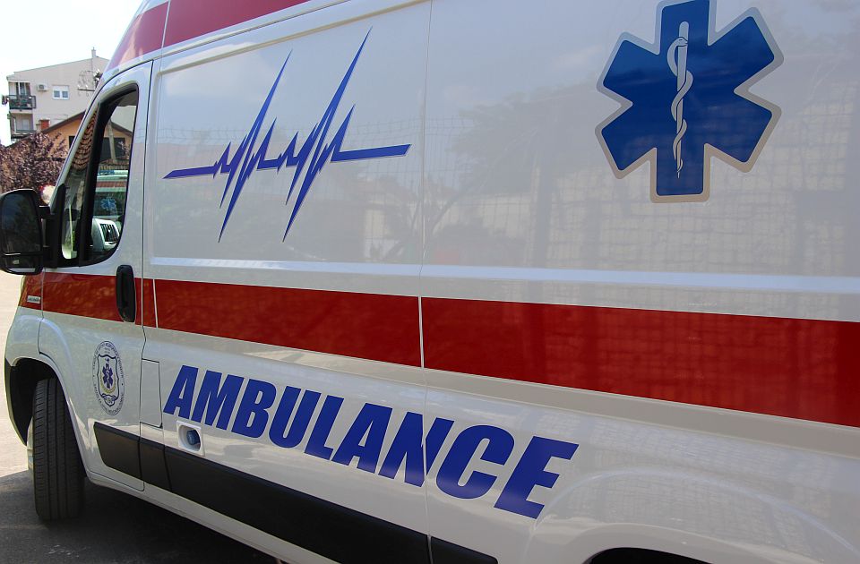 Žena stara 85 godina oborena na Detelinari, dvoje mladih povređeno u udesu u Kaću