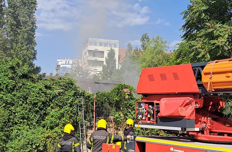 VIDEO, FOTO: Ugašen požar u "Manualu" na Bulevaru patrijarha Pavla
