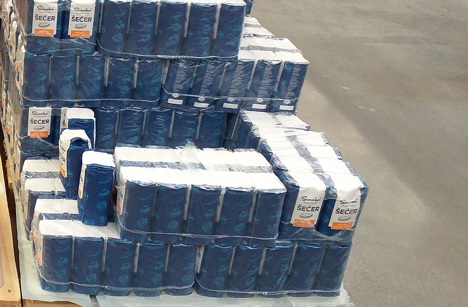 Leskovčani se jutros grabili za šećer u prodavnicama, kupovali i po 50 kilograma Leskovčani se jutros grabili za šećer u prodavnicama, kupovali i po 50 kilograma