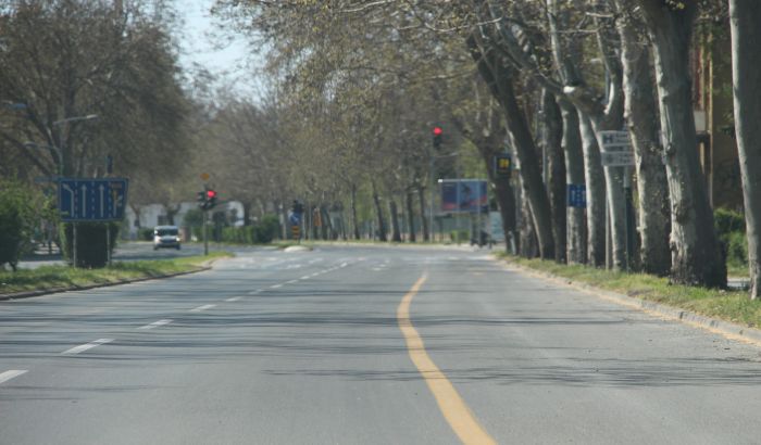 U Novom Sadu počinje akcija zbog parkiranja u "žutoj traci": Autobusi i policija snimaju bahate vozače, slede prekršajne prijave