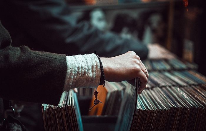 Prvi put od osamdesetih u SAD prodato više gramofonskih ploča nego diskova
