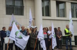 FOTO, VIDEO Prosvetari protestovali ispred Banovine: Ne tražimo ministarske plate 