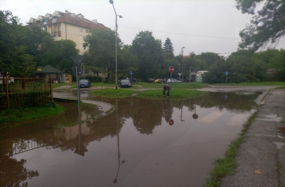 VIDEO Prvi čas - plivanje: Novosadske đake na putu do škole dočekalo "jezero" 