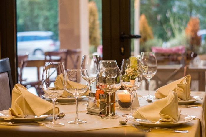 Izrael otvara kafiće i restorane, posebna pravila za nevakcinisane goste