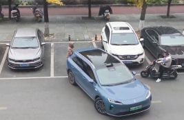 VIDEO: Čuvala parking mesto za muža - pogledajte kako ju je vozač nadmudrio