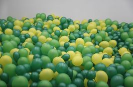 FOTO: Ispred jednog hotela u Engleskoj postavljena novogodišnja jelka od 100.000 balona