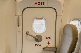 Putnik na letu za Hongkong usred leta pokušao da otvori vrata aviona
