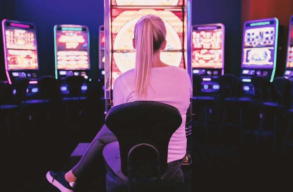 Zakon zabranjuje, praksa dozvoljava: Maloletnici i dalje kockaju