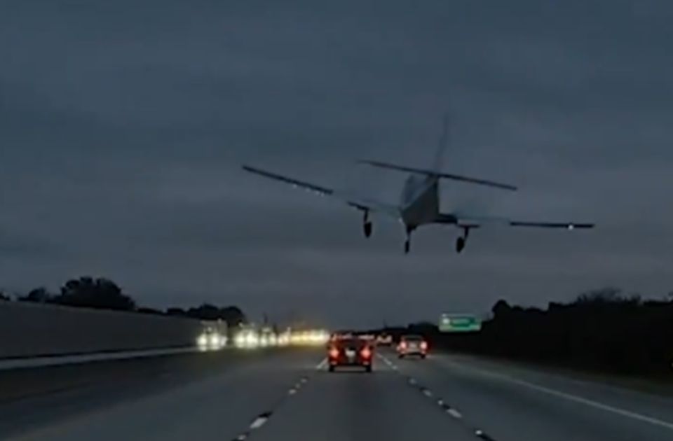 VIDEO: Avion sleteo na automobil na auto-putu u SAD