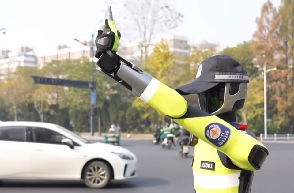 VIDEO: Humanoidni robot reguliše saobraćaj na prometnoj raskrsnici u Kini