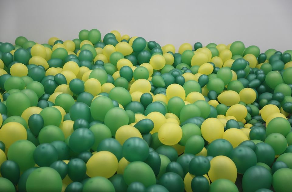 FOTO: Ispred jednog hotela u Engleskoj postavljena novogodišnja jelka od 100.000 balona