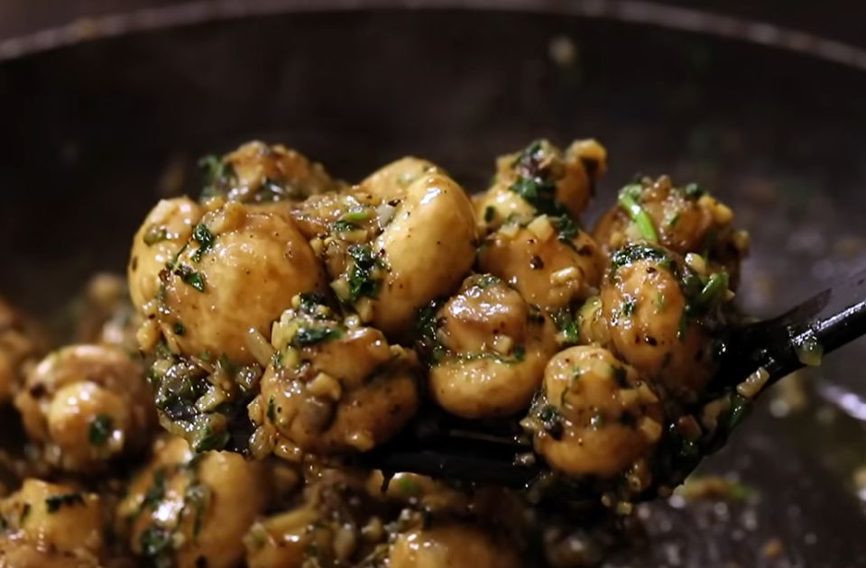 VIDEO: Šampinjoni na maslacu sa belim lukom