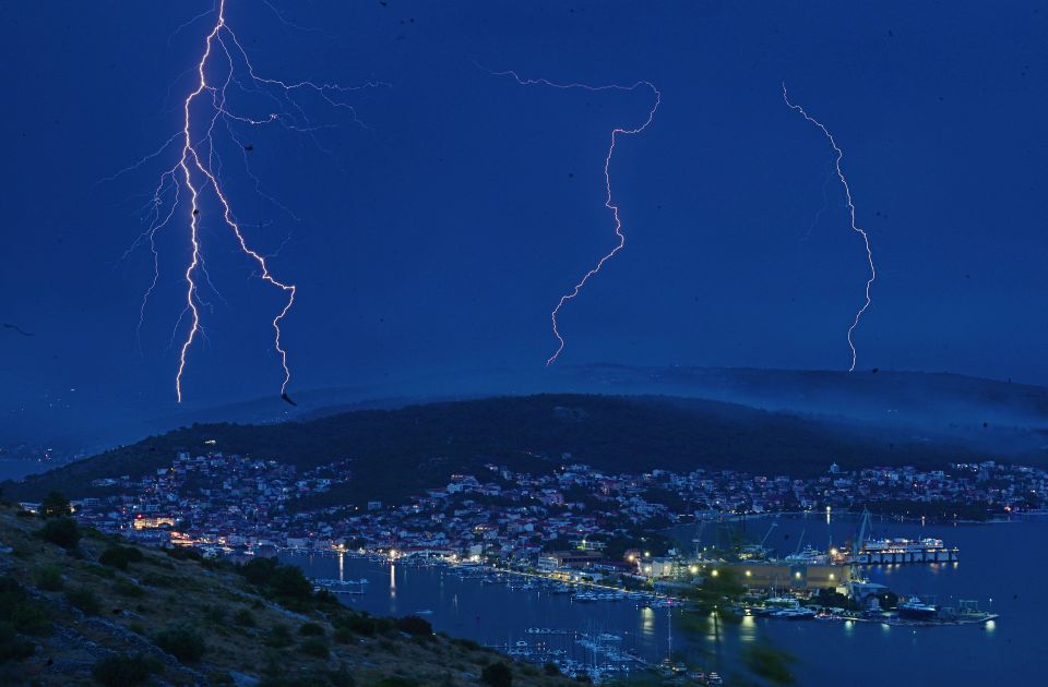 Nevreme u Hrvatskoj rušilo stabla, oštećen krov sportske dvorane u Slavoniji