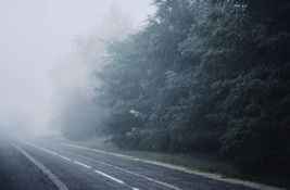 MUP upozorava na gustu maglu: Vozači da koriste kratka i svetla za maglu