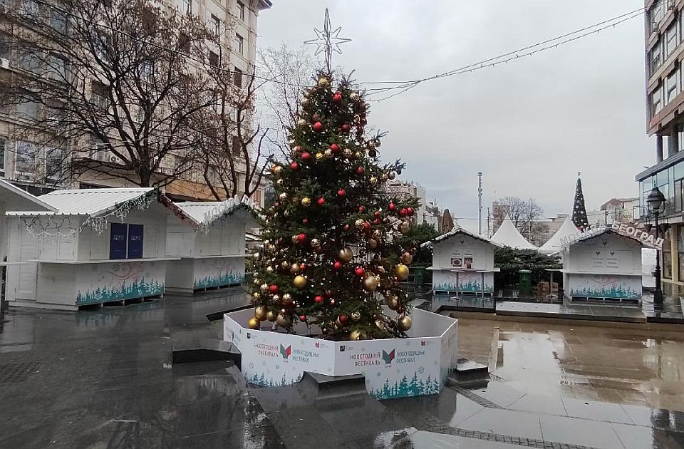 FOTO: U centru Beograda novogodišnja jelka - poklon Rusije Srbiji