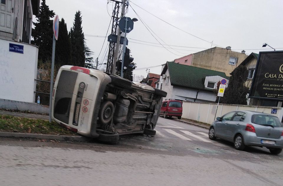 FOTO: Prevrnuo se automobil na uglu Stratimirovićeve i Ulice cara Dušana