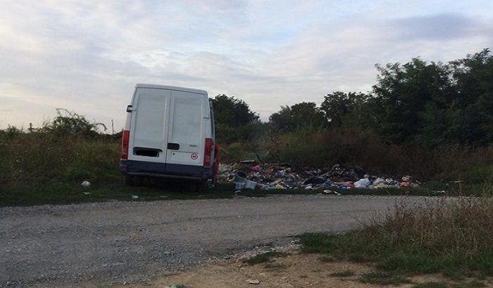 Fruška gora puna divljih deponija, građani bez pardona odlažu otpad kraj puta