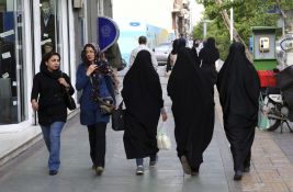 Policija u Iranu pojačano kontroliše da li žene nose hidžab