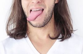 Muškarcu na jeziku počele da rastu dlake 