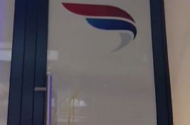 VIDEO: Nišlije na protestu zasuli jajima prostorije 