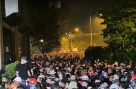 UŽIVO Veliki protest u Novom Sadu: Demonstranti ispred Filozofskog, upaljene baklje