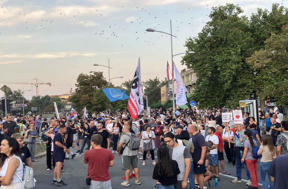 Evroparlamentarci na protestu u Novom Sadu: "Vučić je deo problema, a ne rešenje" Evroparlamentarci na protestu u Novom Sadu: "Vučić je deo problema, a ne rešenje"
