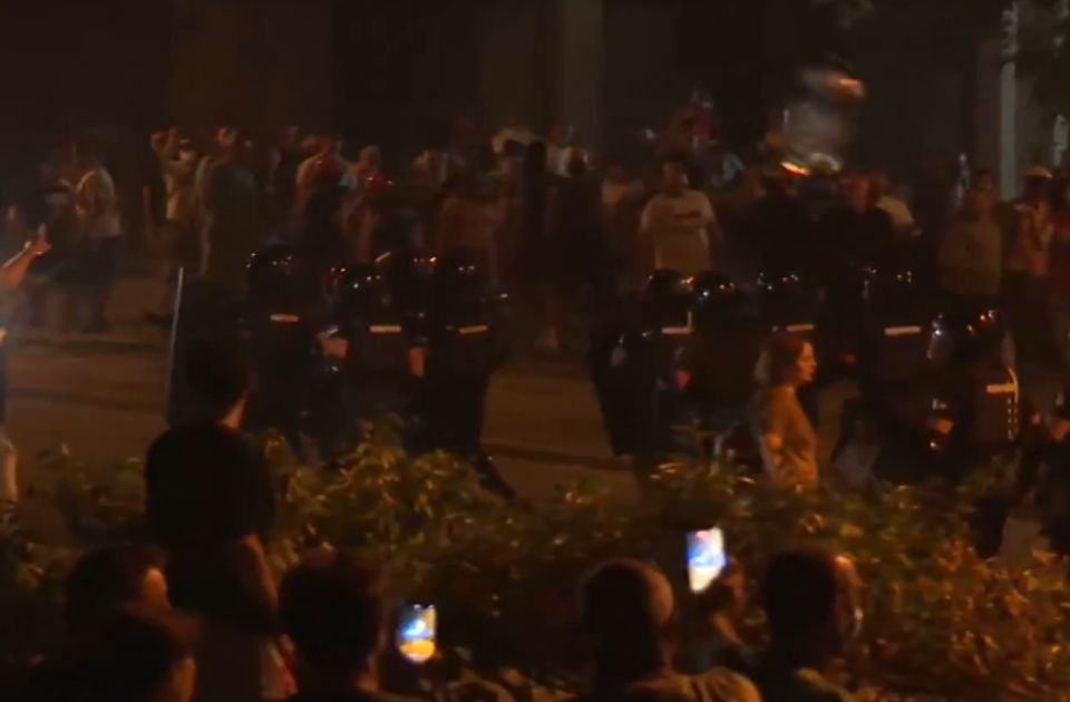 Ljubičić: Policija istrčala iz zgrade Rektorata i počela da udara miran narod