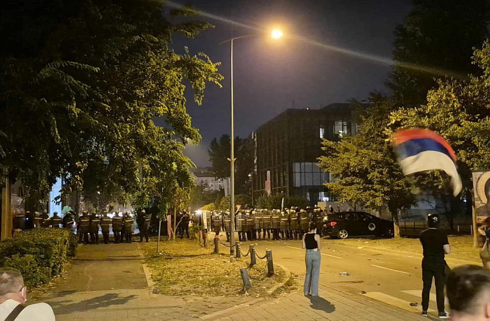 UŽIVO VIDEO Haos u Novom Sadu: Policijsko nasilje nad građanima koji traže izbore, ima povređenih UŽIVO VIDEO Haos u Novom Sadu: Policijsko nasilje nad građanima koji traže izbore, ima povređenih