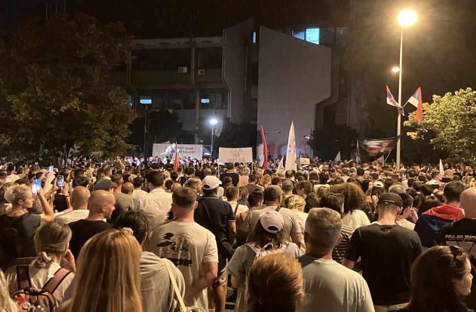 Raspiši izbore: "Kad studenti ustanu - režimi padaju", ključne poruke protesta u Novom Sadu Raspiši izbore: "Kad studenti ustanu - režimi padaju", ključne poruke protesta u Novom Sadu