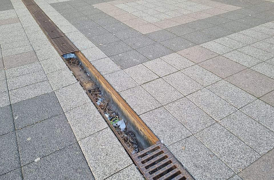 Pogledajte ko će rekonstruisati slivnike u centru Novog Sada: Za odvodnjavanje i rešetke 29 miliona Pogledajte ko će rekonstruisati slivnike u centru Novog Sada: Za odvodnjavanje i rešetke 29 miliona