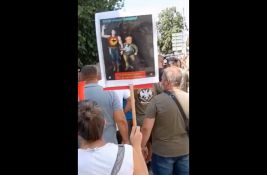 VIDEO: Potegao nož na građane okupljene na skupu podrške poljoprivredniku iz Ašanje