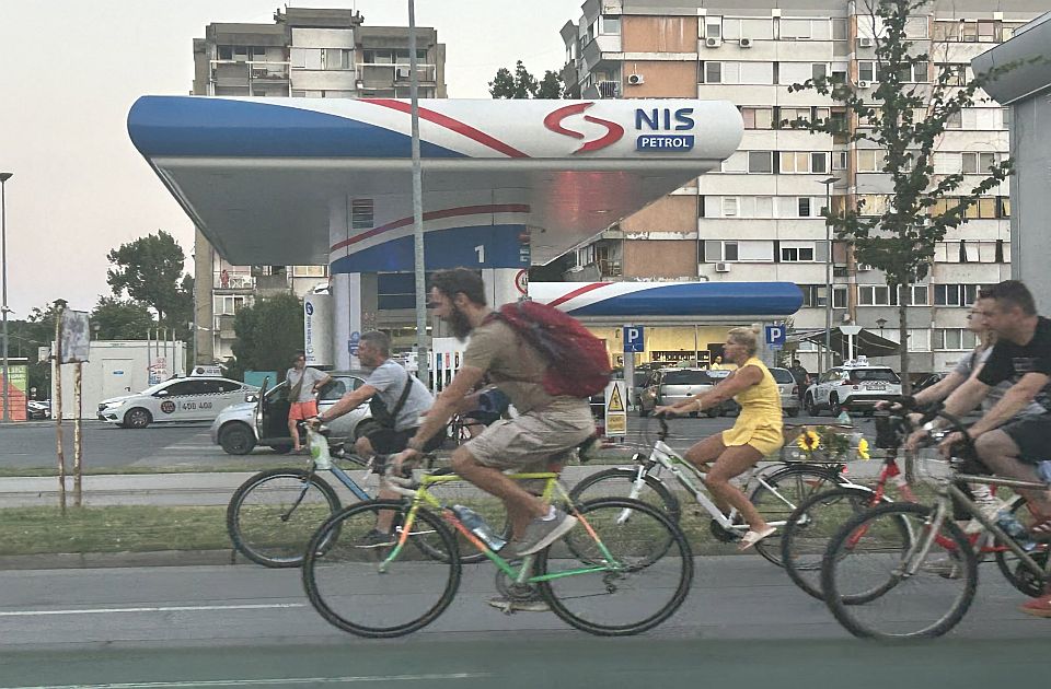 VIDEO: Novosadski biciklisti u vožnji po gradu pod sloganom "Sloboda - da!"