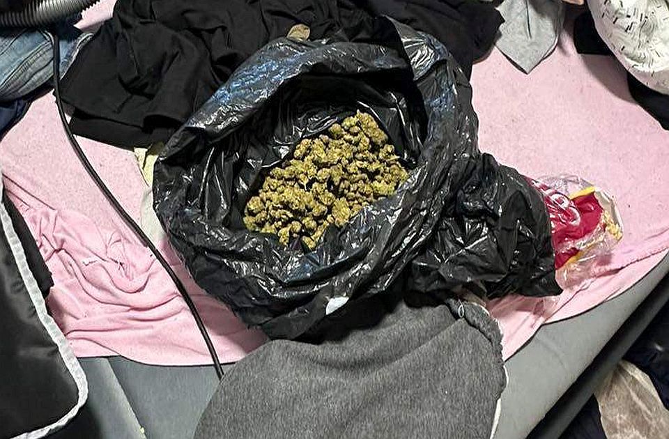 Uhapšen muškarac iz Novog Sada: Policija mu u stanu našla narkotike Uhapšen muškarac iz Novog Sada: Policija mu u stanu našla narkotike