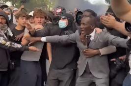 VIDEO: Gradonačelnik Sen Denija pogođen suzavcem u oko štiteći demonstrante od policije