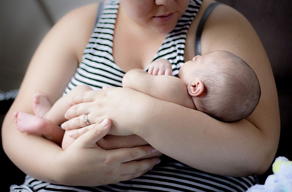 Četvrto i peto dete prošle godine u Srbiji rodilo 3.000 majki