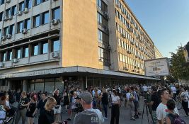 Građani se okupljaju kod Banovine: Godinu dana od nereda kod prostorija SNS-a