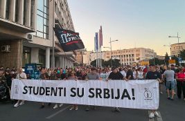 VIDEO Buka i skandiranje ispred prostorija SNS u Stažilovskoj: Godinu dana od nereda kod prostorija SNS-a