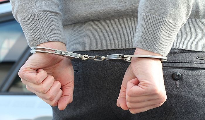 Uhapšen Zrenjaninac zbog sumnje da je ženi ukrao zlatan lančić i povredio je