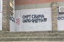 Na vrtiću u Sremskoj Kamenici ispisan grafit: 
